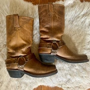 Harness Frye boots- Woman .